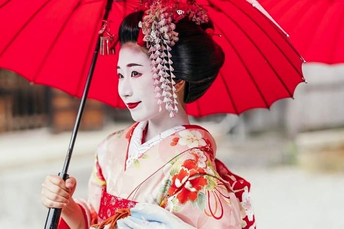 TOP-10 shocking facts about geishas today!