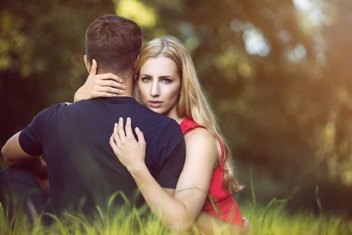 7 clear signs a woman likes you