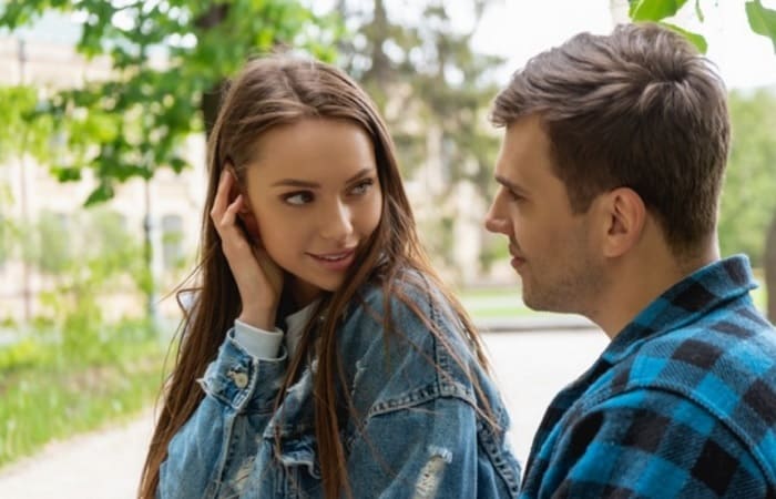 30 Obvious Signs She Wants You To Make The First Move